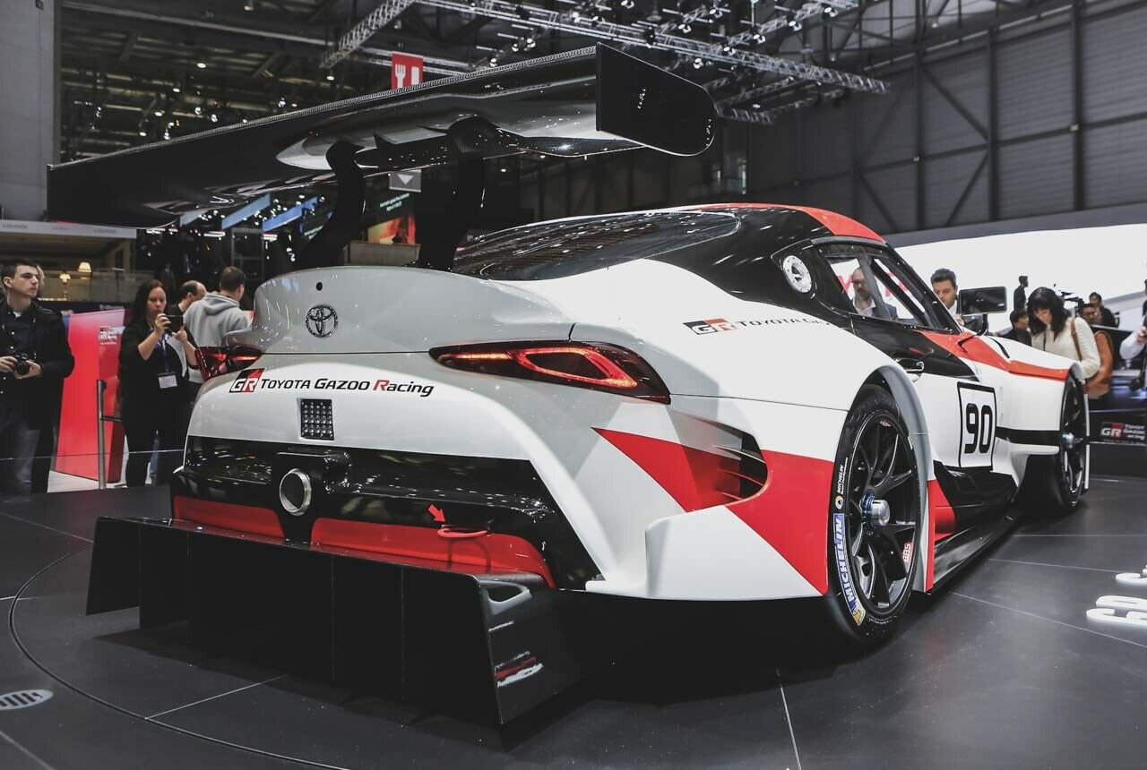 Das Toyota Supra Racing Concept misst in der Länge 4,57 Meter. Abzüglich Frontsplitter und Diffusor könnten die beim Serienmodell erwarteten 4,40 Meter bleiben