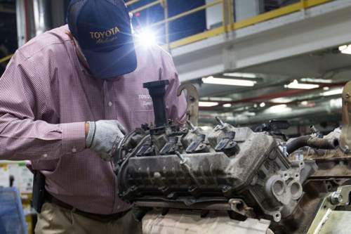 Ein Toyota-Ingenieur im Toyota-Motorenwerk Huntsville zerlegt den Motor des Eine-Million-Meilen-Tundra