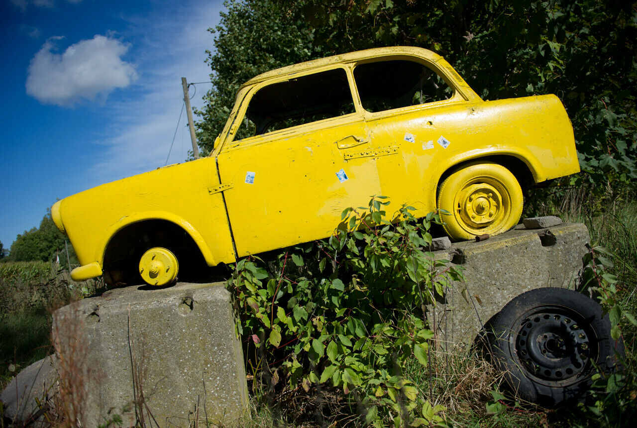Ein knallgelber Trabant steht als eine Art Denkmal am 17.09.2013 in Rothenkichen (Mecklenburg-Vorpommern) auf der Insel Rügen auf einem Sockel
