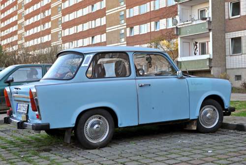Ein Trabant 601 parkt vor einem Plattenbau im Leipziger Stadtteil Grünau, aufgenommen am 07.04.2010