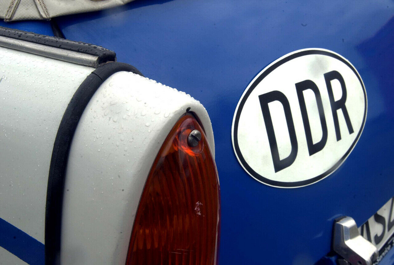 Das Heck eines "Trabant" auf einem Trabantfahrer-Treffen in Zwickau. Rund 5.000 Trabis und 83 Clubs nehmen an dem größten "Renn-Pappen"-Fest der Welt teil