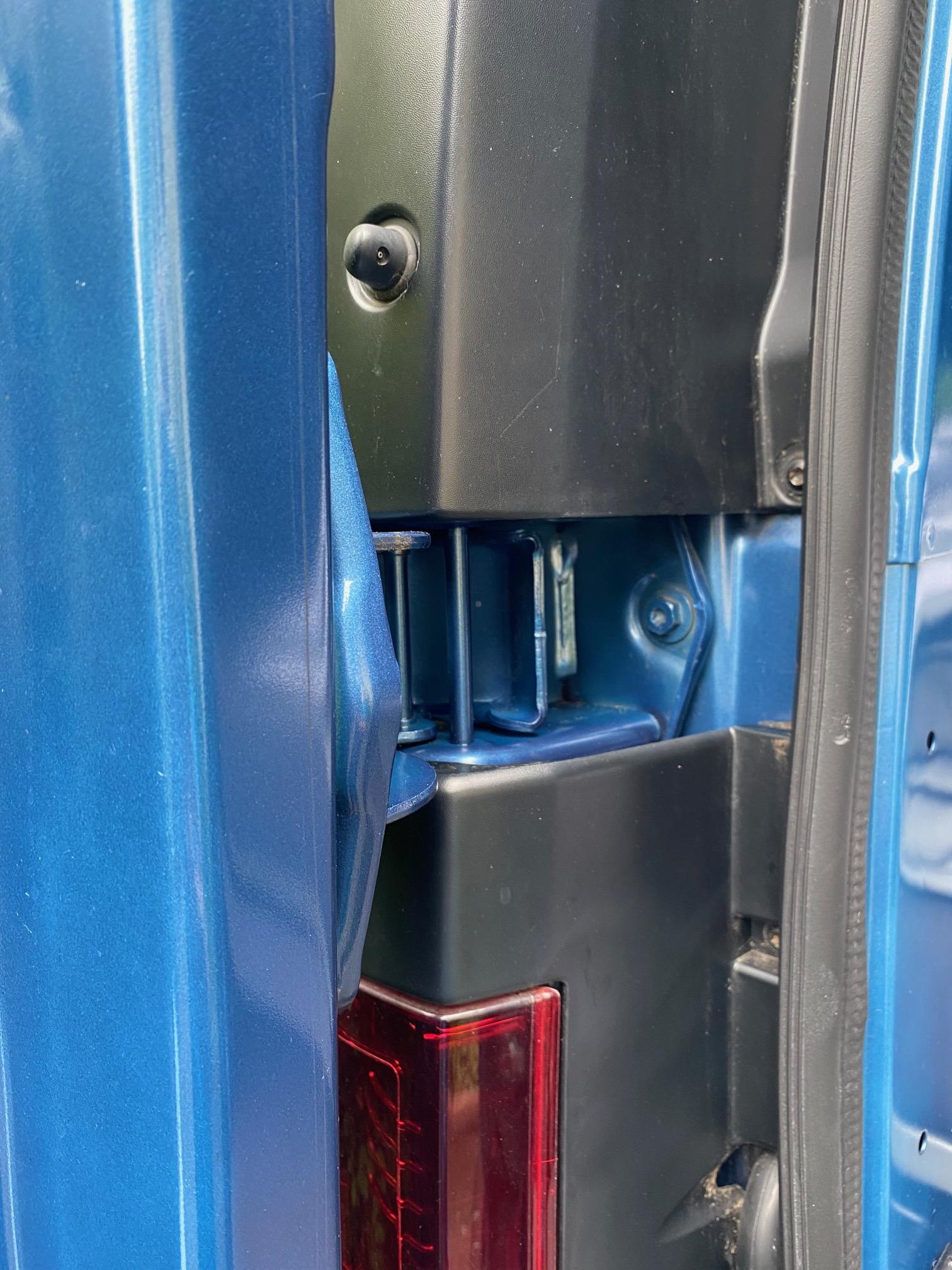 Trafic Hochdach Kunstoff Verblendung links und rechts der Hecktür