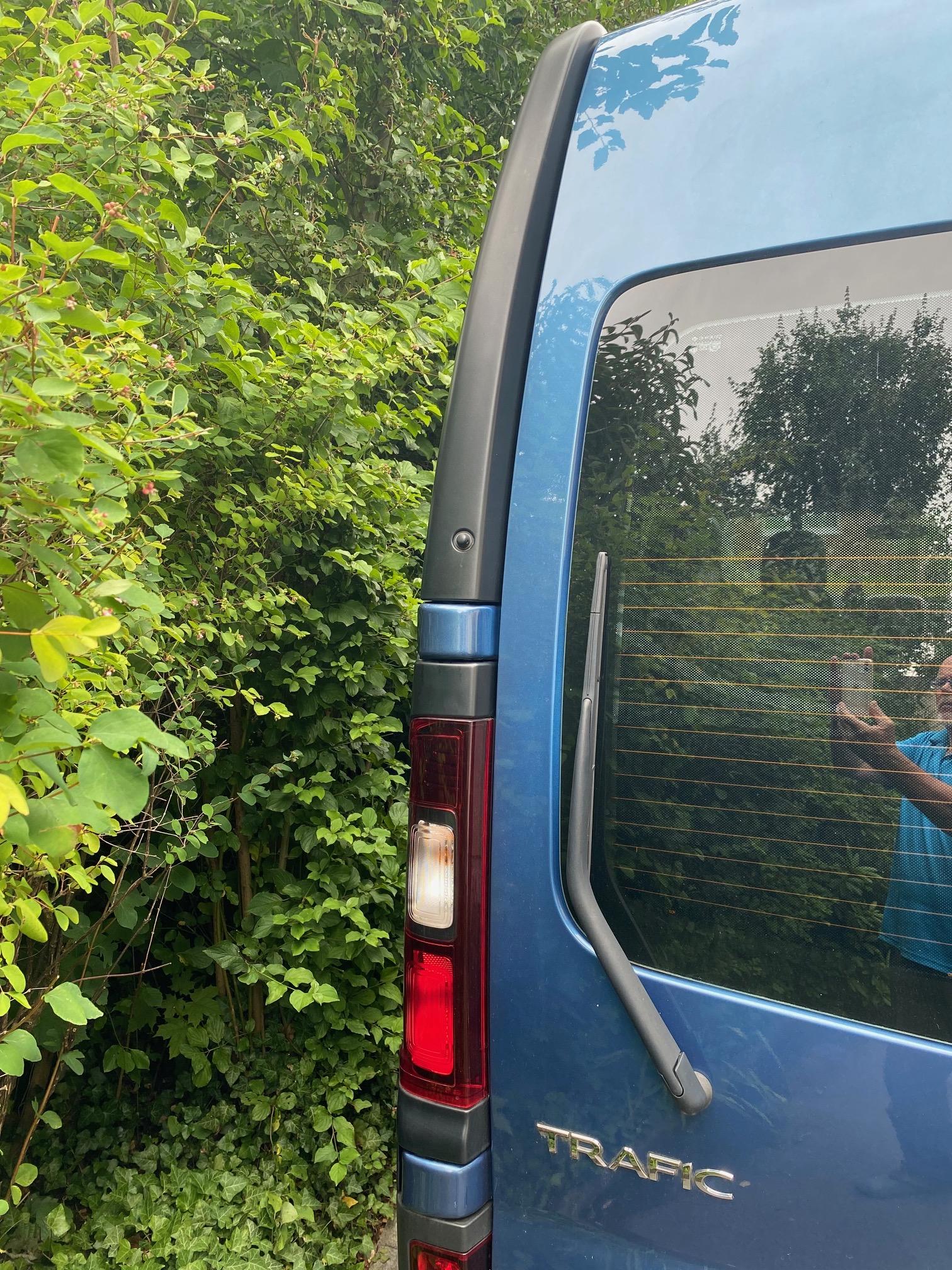 Trafic Hochdach Kunstoff Verblendung links und rechts der Hecktür