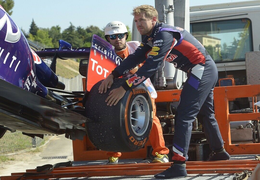Sebastian Vettel hilft selbst beim Bergen seines Boliden