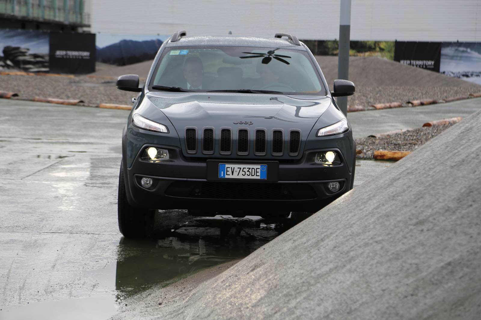 Wer ist hier das Muffin? Links der Jeep, rechts der Betonhügel