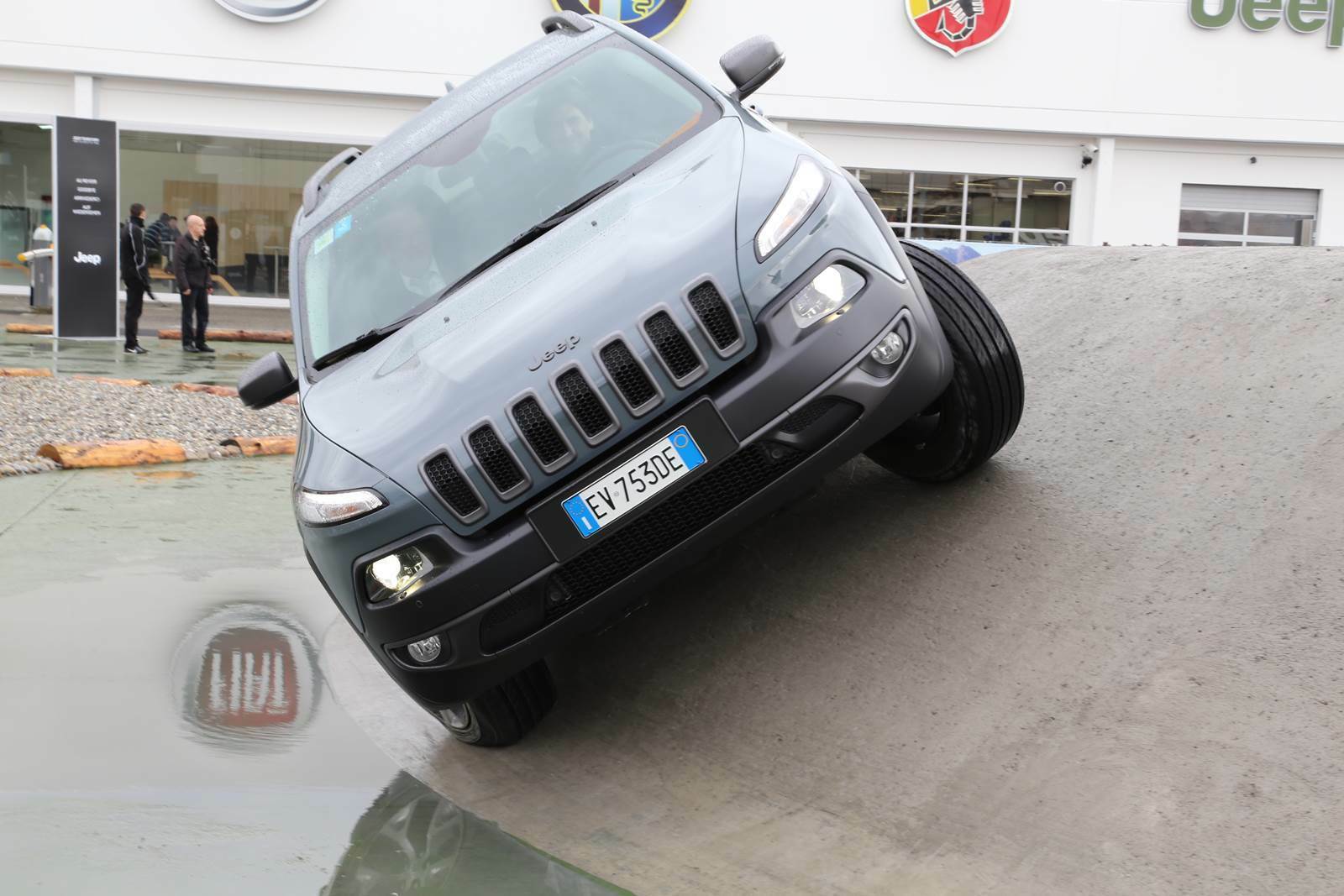 Der Cherokee kriecht übers Jeep-Probefahrt-Gelände auf dem Genfer Salon
