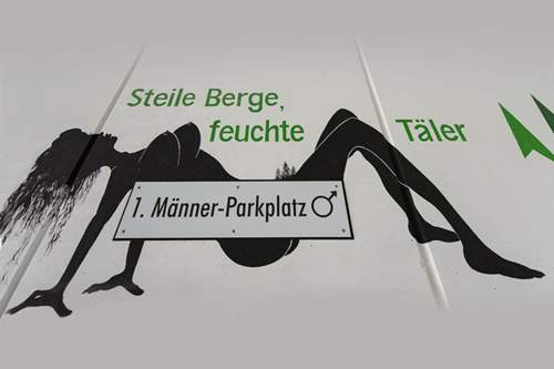 Provoziert: Die Silhouette hinter dem Männer-Parkplatz