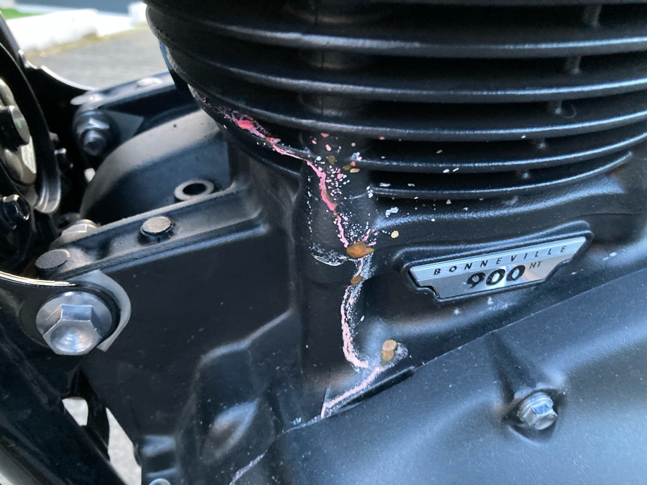 Triumph Speed Twin 900, Zylinder, Kühlkreislauf zw. Kühlrippen leck/undicht