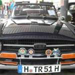 Ein Triumph TR 6 mit der Front voller Orden und Ehrenzeichen