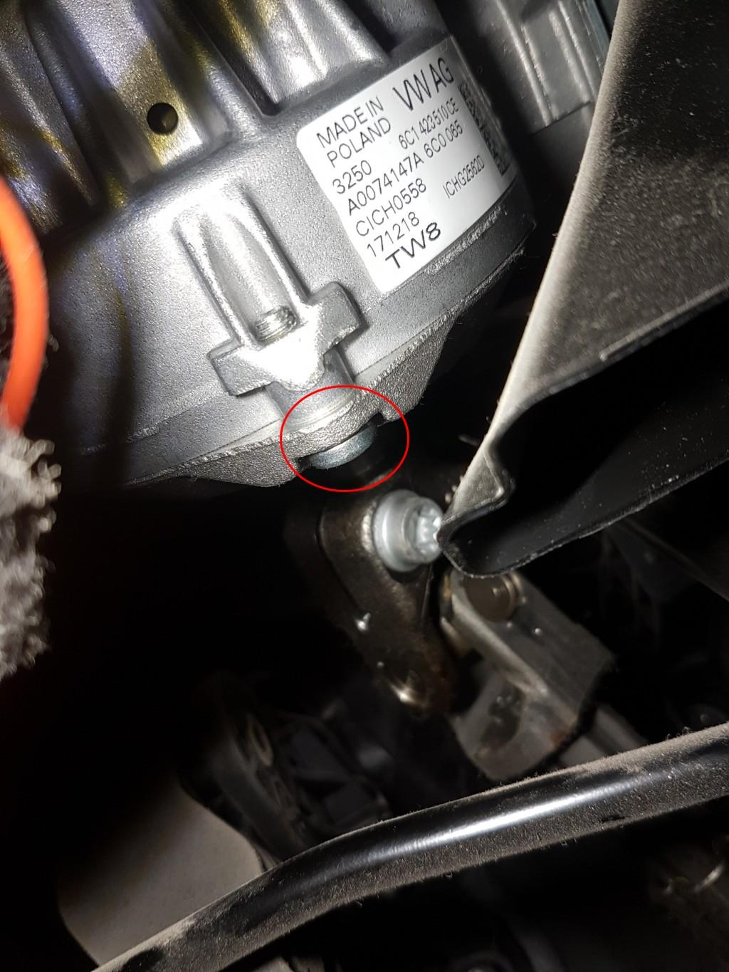 Tropfen am Lenkungsmotor im Innenraum / Fussraum (Berufskollegen gefragt)