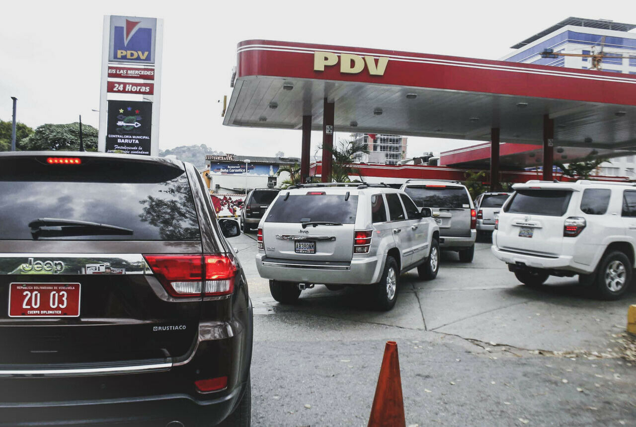 Den Tankstellen in Venezuela geht das Benzin aus - hier warten Autofahrer in einer langen Schlange vor einer Tankstelle in der Hauptstadt Caracas