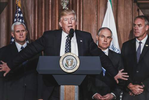 Trump neben Vize-Präsident Mike Pence und EPA-Chef Scott Pruitt im EPA Hauptquartier in Washington