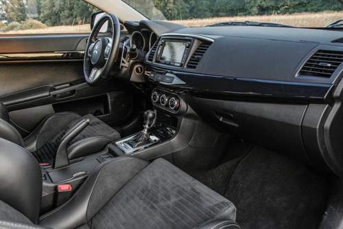 Plastik-Flair im Cockpit des Mitsubishi Lancer Evolution