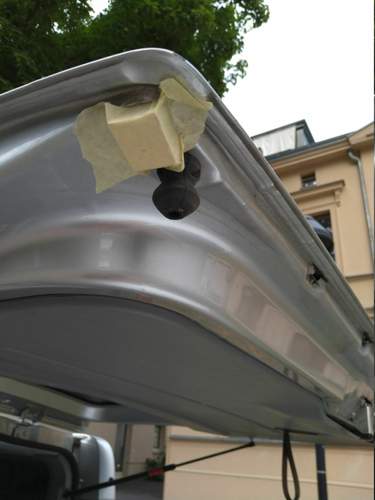 Provisorium an der Heckklappe - Gegenstueck zum Tuerkontaktschalter.jpg