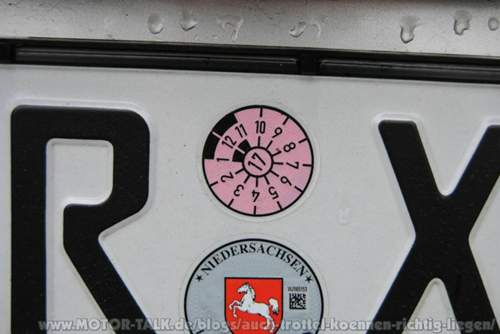 Neue Plakette! Mann trägt rosa!