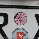 Neue Plakette! Mann trägt rosa!