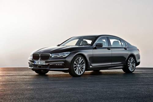 Die Fahrzeuge können immer mehr: Der neue BMW 7er soll ab 2016 mit einer Fernsteuerung einparken können