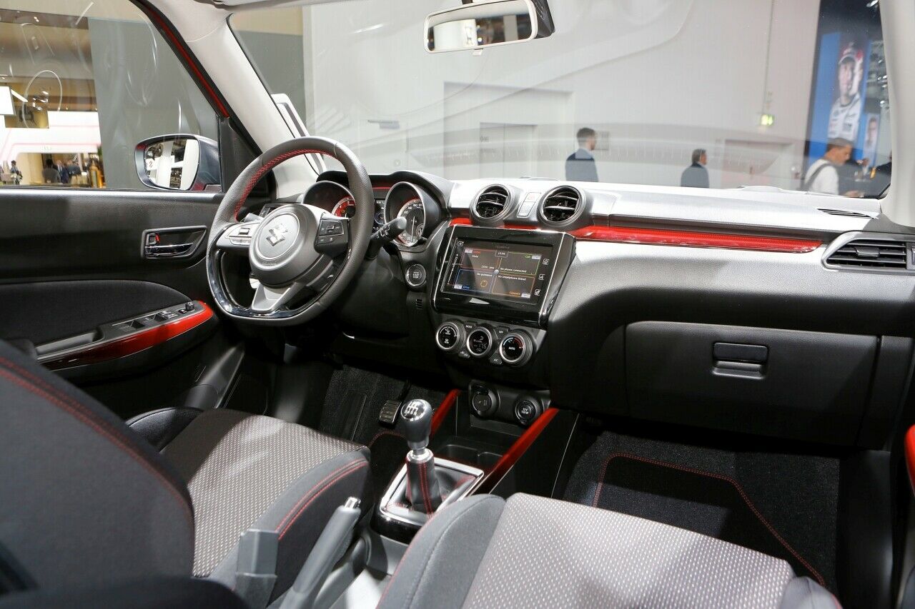 Suzuki Swift Sport 2017: Innenraum. Sportsitze und Alu-Pedale gehören dazu