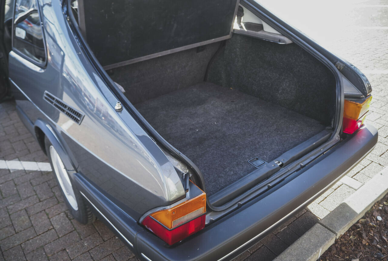 Der Kofferraum ist geräumig, dank umklappbarer Rücksitze kann man auch sperrige Güter transportieren