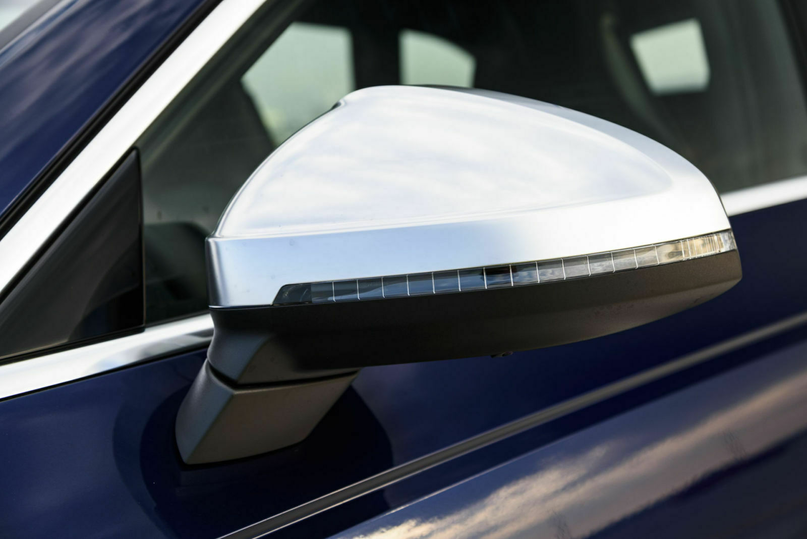 Die silbernen Spiegelkappen gehören beim Audi S4 Avant zur Serienausstattung, mindere Audis können sie mit dem S-Line-Paket ordern