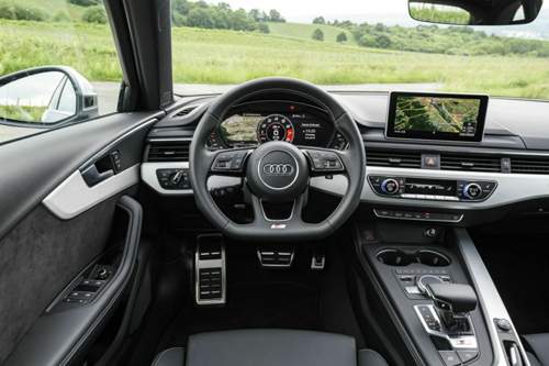 Der Innenraum des Audi S4 Avant präsentiert sich in gewohnt hoher Qualität