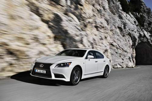 Den neuen Kühlergrill nennt Lexus "Diabolo". Hier die F-Sport Ausführung.
