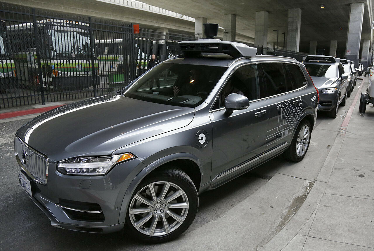 Die kalifornische Verkehrsbehörde verlangt von Uber, eine Genehmigung für Roboterwagen einzuholen, Uber weigerte sich. Jetzt müssen die Autos von der Straße