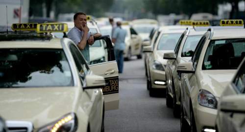 Taxi-Fahrer in Hamburg protestierten im Juni gegen die Anbieter von Mitfahrdiensten