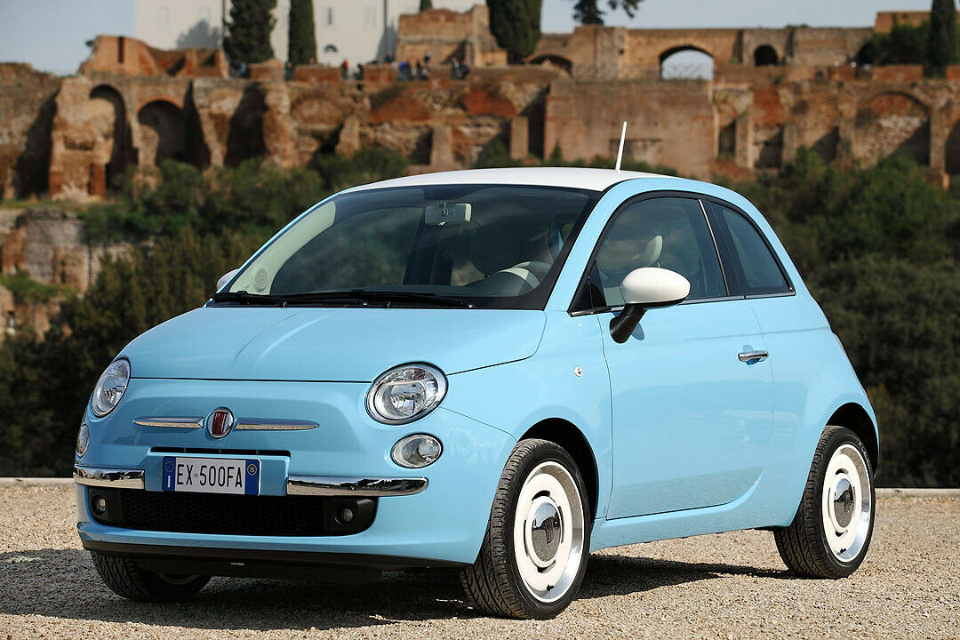 Fiat 500 im Retro-Design: Fiats Chefdesigner Roberto Giolito nahm sich den klassis Cinquecento von Dante Giacosa noch einmal vor und versuchte, einiges auf das aktuelle Modell zu adaptieren