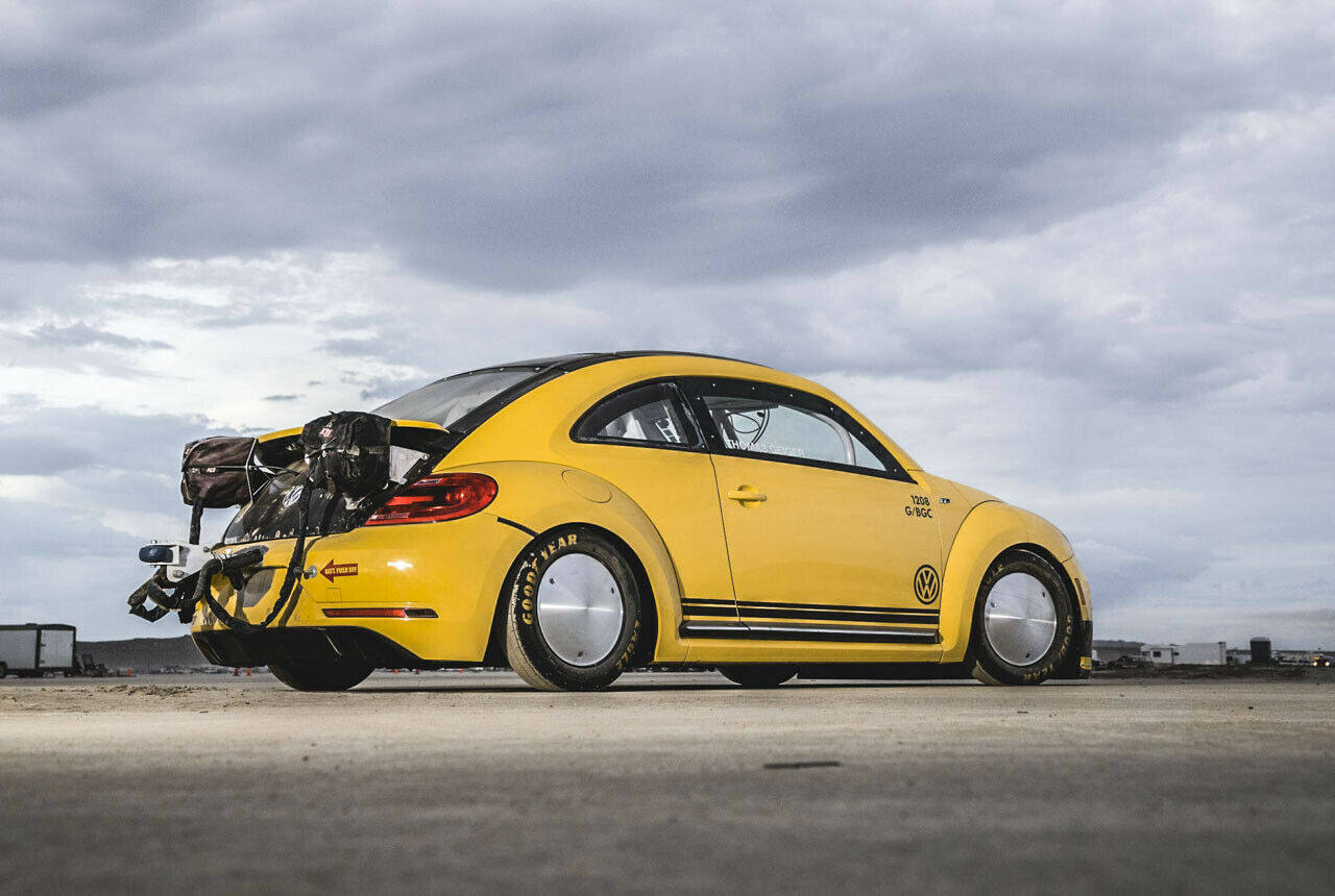 Die Würfel am Heck verraten den Speed-Freak: Bremsfallschirme machen dem Spuk am Ende der Geraden ein Ende