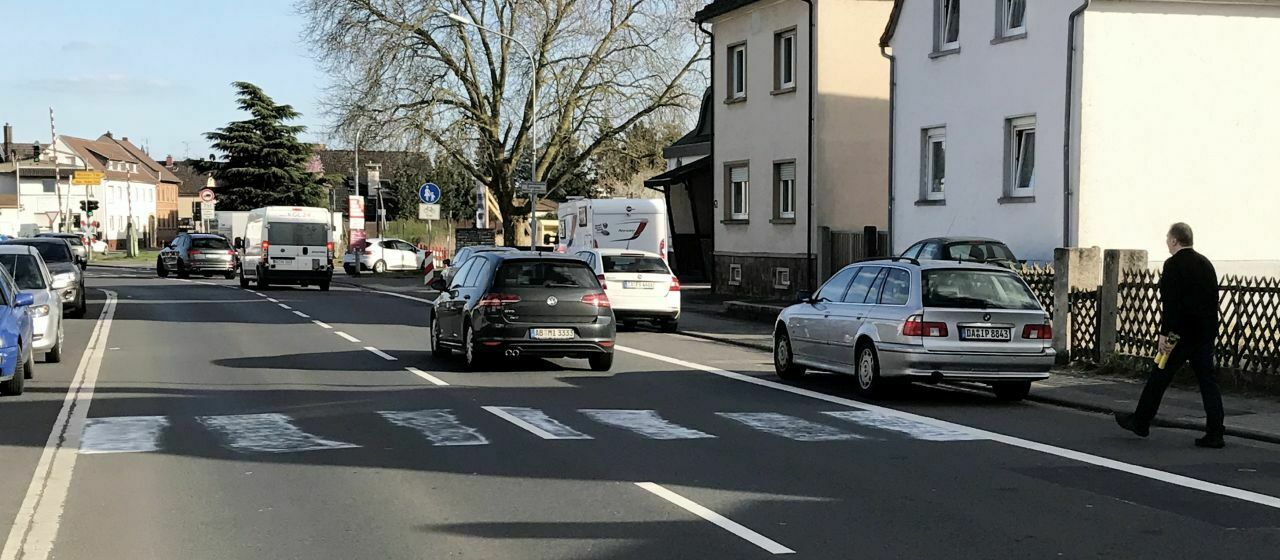 Selbstgemalter Zebrastreifen: Die Farbe reflektiert nicht und erfüllt daher (neben der fehlenden Genehmigung) nicht die Anforderungen, die das Verkehrsrecht an "echte" Zebrastreifen stellt