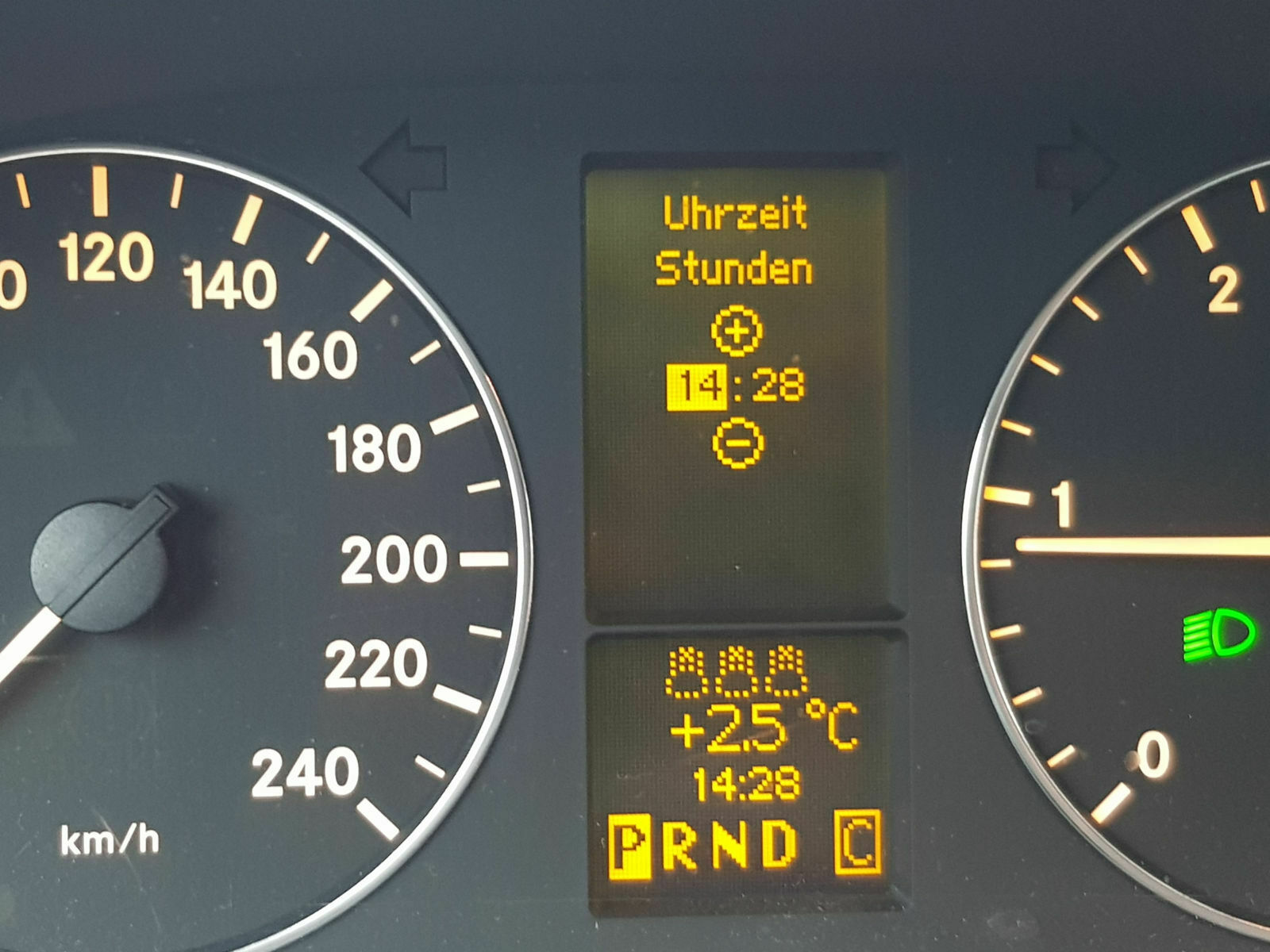 Uhr Stellen im Tacho
