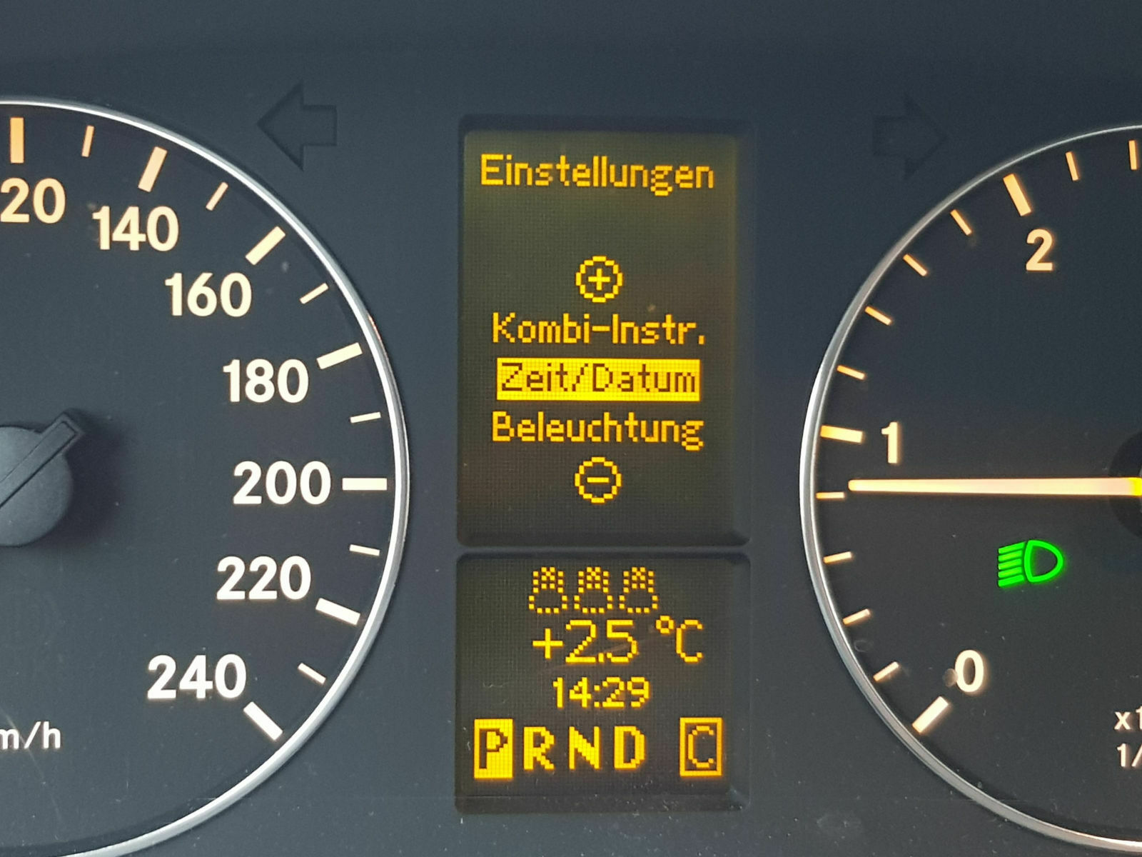 Uhr Stellen im Tacho