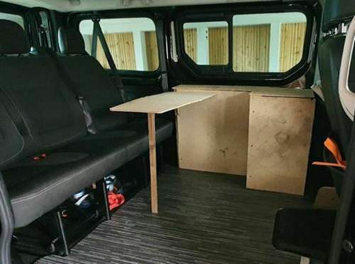 Dummy-Möbel u Tisch aus Abfallholz