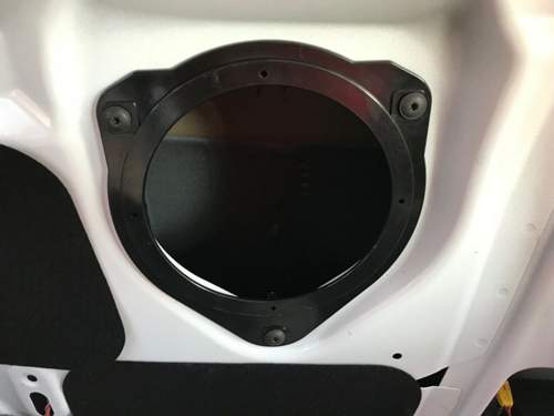 Eingebauter Adapterring im Fond. An den originalen Lautsprechern ist auf der Rueckseite eine Dichtung aufgeklebt. Diese kann man fuer den Ring wieder verwenden..jpg