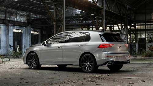 Cms-c22-complete-black-gloss-felge-mit-reifen-in-18zoll-winterfelge-alufelge-auf-silbernem-volkswagen-vw-golf-8-1-4l-gte-110kw-hybrid-150-ps-mit-15mm-tieferlegung-industriehalle-1-camera-001