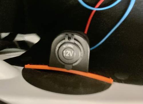 12V Steckdose mit Platte