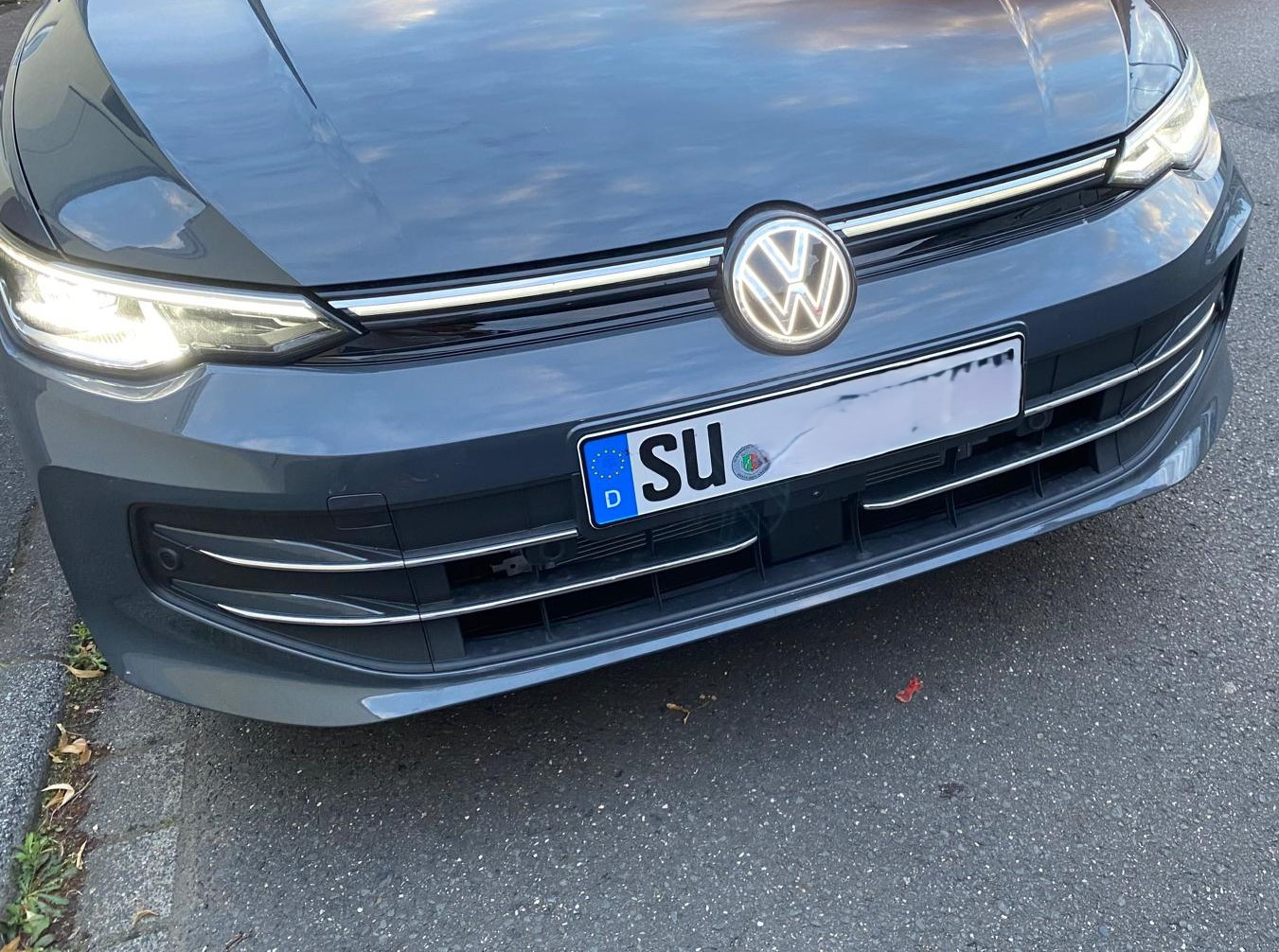 Umfeldbeleuchtung mit Logoprojektion