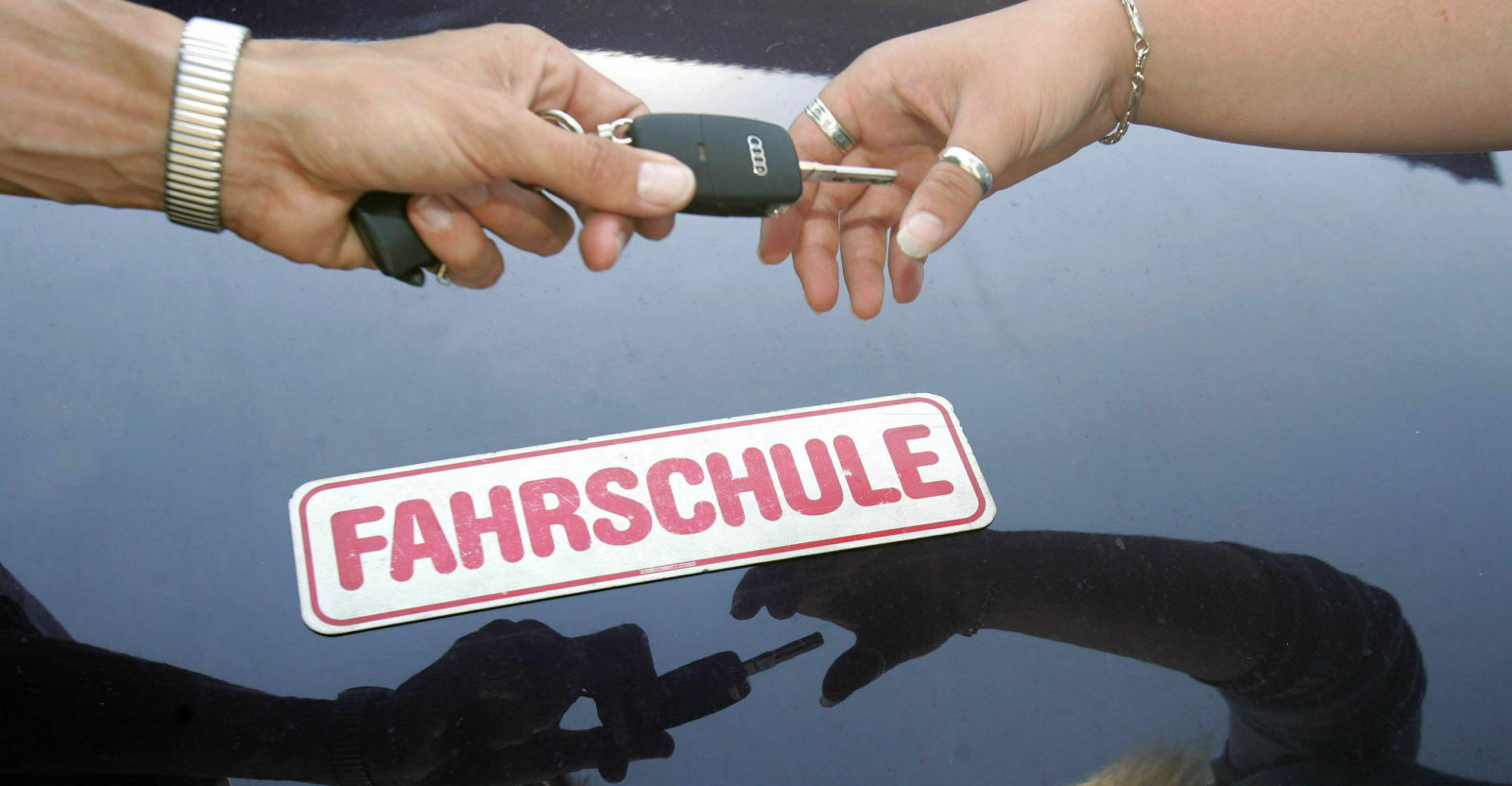 Fahrschule: Geht es nach den Teilnehmern einer repräsentativen Umfrage, besuchen viele Autofahrer sie bald öfter als 1x im Leben.
