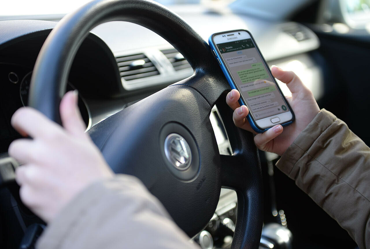 Gut die Hälfte der Menschen in Deutschland spricht sich für härtere Strafen bei der Handy-Nutzung am Steuer aus