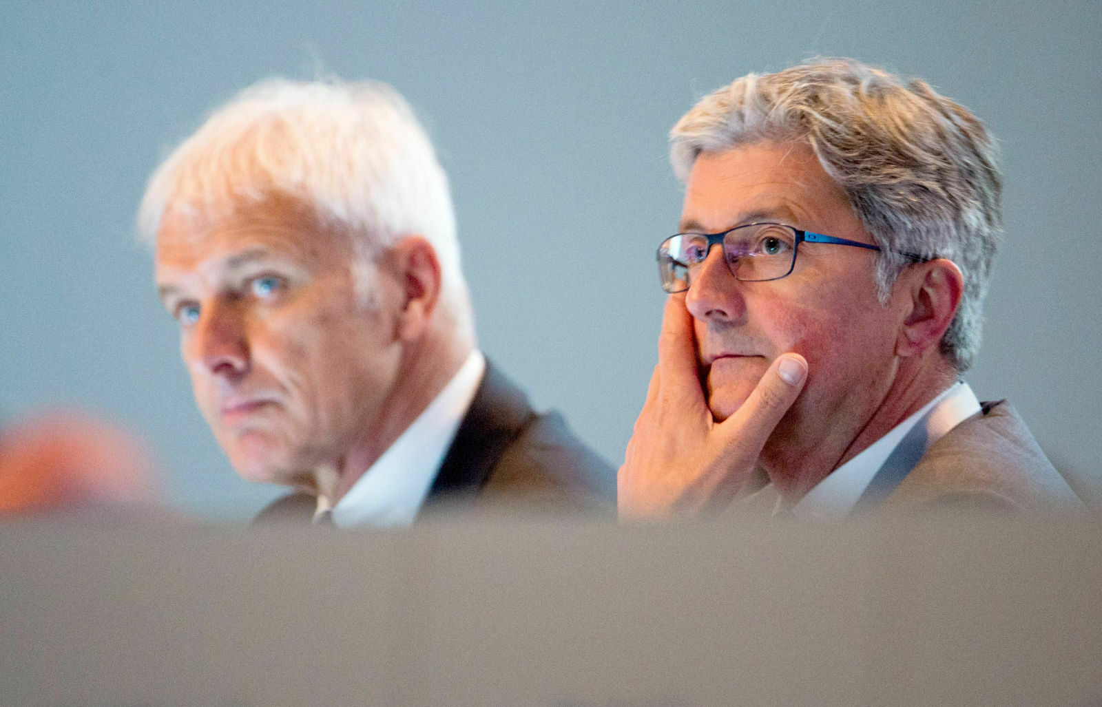 Wohin führt der Weg für die beiden Chefs von Volkswagen und Audi. Die Häuser von Matthias Müller (links) und Audi-Chef Rupert Stadler wurden vergangene Woche bei Razzien durchsucht
