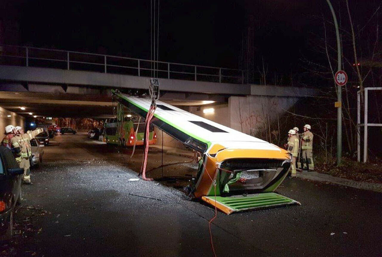 Ein Flixbus-Fahrer rauschte bei Berlin gegen eine 3,40 Meter hohe Brücke. Sein Bus misst knapp vier Meter. Verzeihung: maß