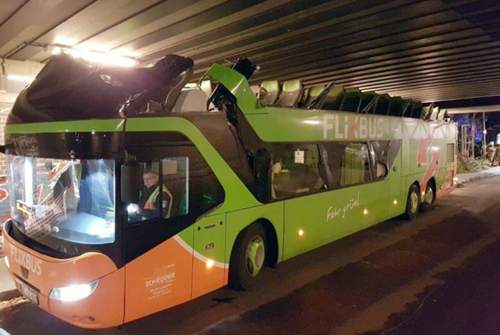 Nach der Brückendurchfahrt säßen dei Fahrgäste oben im Freien. Zum Glück handelte es sich um eine Leerfahrt