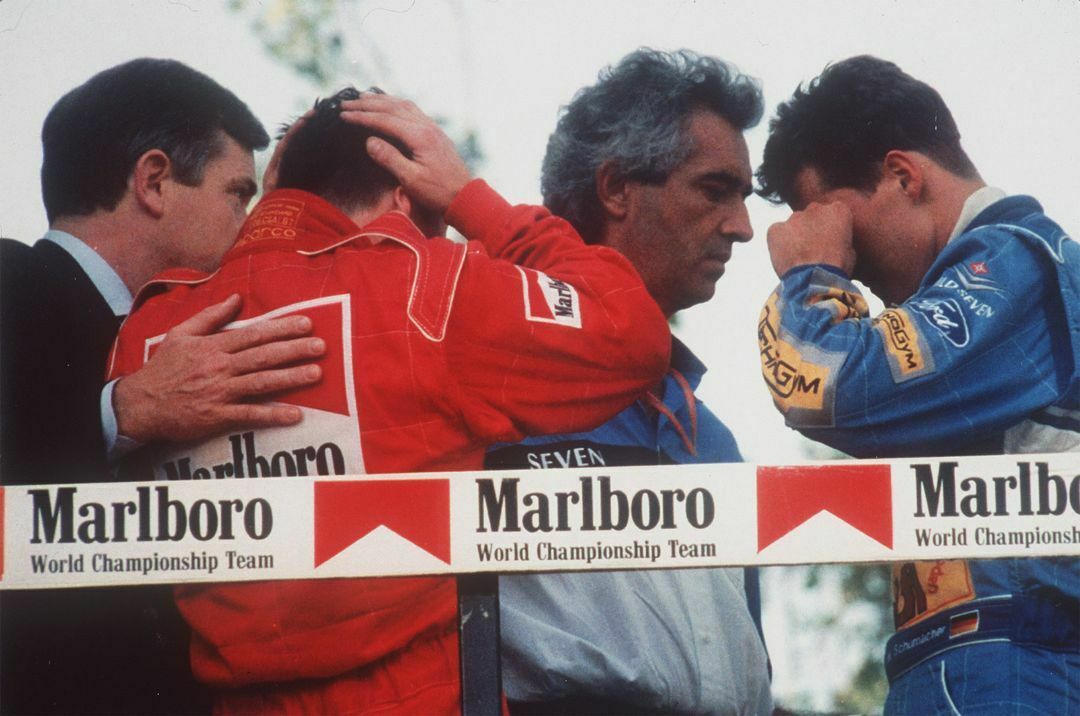 Michael Schumacher und Nicola Larini erfahren 1994 in Imola vom kritischen Zustand Ayrton Sennas