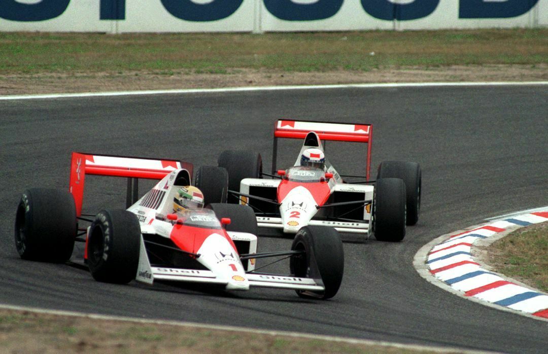 Ayrton Senna (Nr.1) nimmt eine Kurve, gefolgt von seinem McLaren-Honda-Markengefährten Alain Prost am 30.7.1989 auf dem Hockenheimring