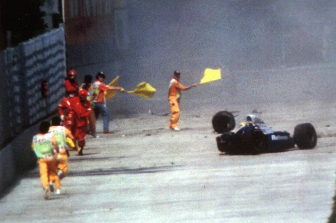 Nach Sennas Crash stürmen die Streckenposten herbei