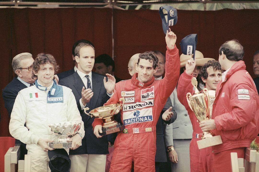 Prinz Albert of Monaco gratuliert Senna 1989 zum Sieg. Rechts neben Senna der Zweitplatzierte Alain Prost