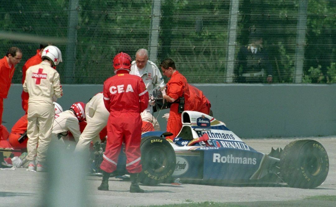Die Ärzte befreien Senna aus seinem Wrack und behandeln ihn noch am Unfallort