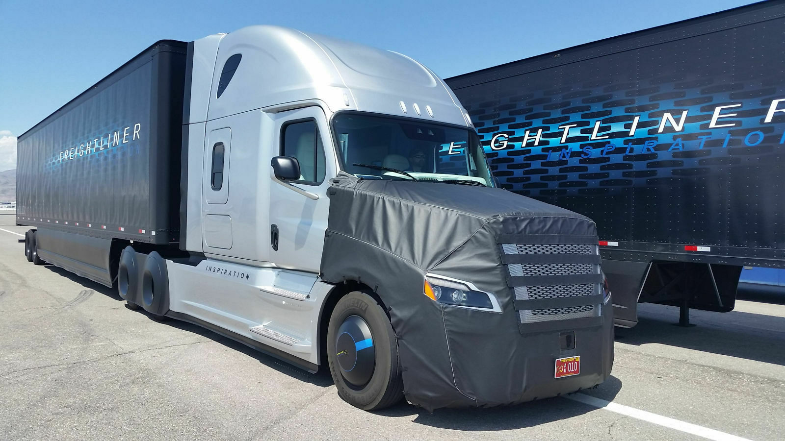 Zwei autonom fahrende Lastwagen des zur US-Tochter Daimler Trucks North America gehörenden Lkw-Herstellers Freightliner dürfen Nevadas Verkehrsnetz bereits regulär nutzen.
