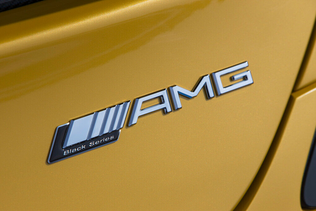 Ein dezenter Schriftzug unter dem AMG-Logo sagt: hier unterscheidet sich der Rennsport von der Serie.